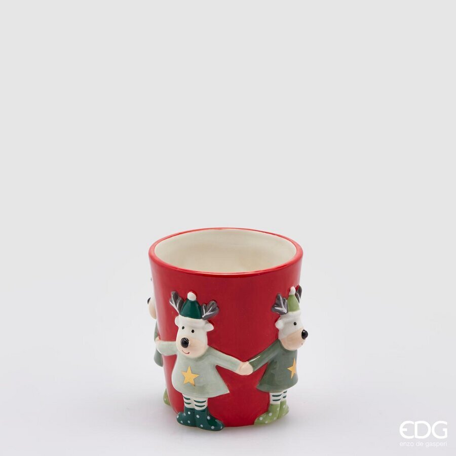 Realizzato in ceramica decorata con renne a rilievo. Dimensioni: altezza cm 12, diametro cm 11. In negozio e online su tuttochic.live