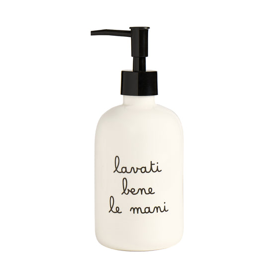 Dosasapone "Lavati bene le Mani" di Simple Day è realizzato in gres porcellanato di alta qualità, perfetto come portasapone in bagno o come dosatore di detersivo per piatti in cucina. Regala un tocco di eleganza e praticità al tuo spazio. Dimensioni 7.5 x 20 cm. In negozio e online su tuttochic.live