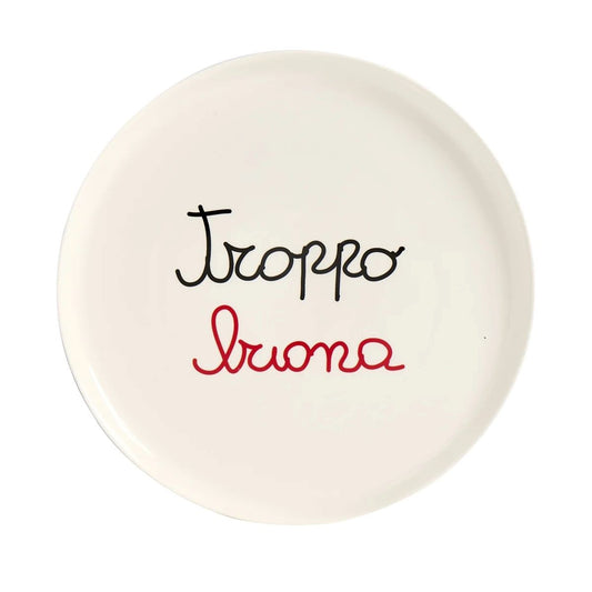 Prendi la sfida e goditi la tua pizza preferita su questo piatto in gres ceramico "troppo buona"! Con un divertente decoro che ti farà sorridere, questo piatto è resistente e facile da pulire. Diametro: 31,5 cm Lavabile in lavastoviglie. In negozio e online su tuttochic.live