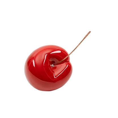 Ciliegia in ceramica di colore rosso cangiante è un'opera d'arte realizzata a mano in Italia con smalti atossici. La Gegia può essere appesa alla parete o utilizzata come soprammobile. In negozio e online su tuttochic.live