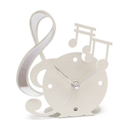 Divertente orologio da tavolo con decorazione in polimetilmetacrilato specchiato, perfetto sia come complemento d’arredo o come bomboniera. Dimensione: 13,5 x 15,5 H. Una linea di bomboniere moderne realizzate in ferro tagliato a laser e disponibili in tanti colori.. In negozio e online su tuttochic.live