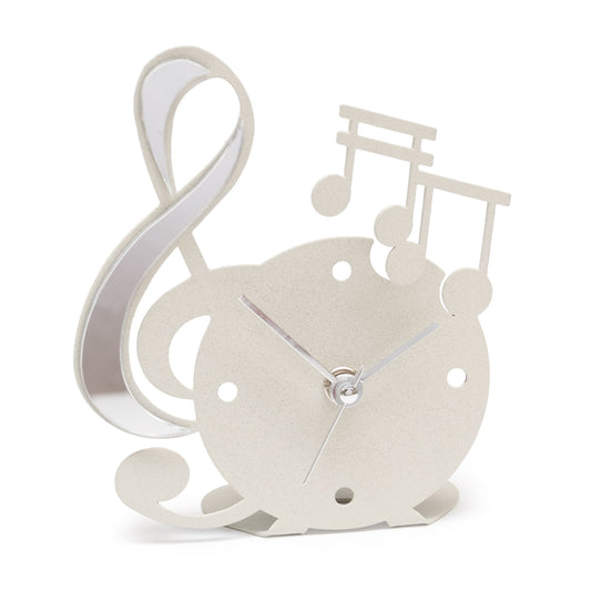 Divertente orologio da tavolo con decorazione in polimetilmetacrilato specchiato, perfetto sia come complemento d’arredo o come bomboniera. Dimensione: 13,5 x 15,5 H. Una linea di bomboniere moderne realizzate in ferro tagliato a laser e disponibili in tanti colori.. In negozio e online su tuttochic.live