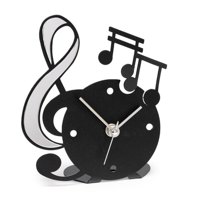 Divertente orologio da tavolo con decorazione in polimetilmetacrilato specchiato, perfetto sia come complemento d’arredo o come bomboniera. Dimensione: 13,5 x 15,5 H. Una linea di bomboniere moderne realizzate in ferro tagliato a laser e disponibili in tanti colori.. In negozio e online su tuttochic.live