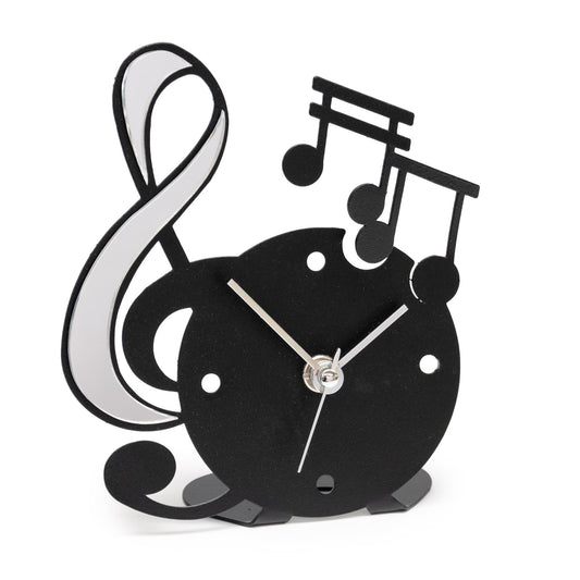 Divertente orologio da tavolo con decorazione in polimetilmetacrilato specchiato, perfetto sia come complemento d’arredo o come bomboniera. Dimensione: 13,5 x 15,5 H. Una linea di bomboniere moderne realizzate in ferro tagliato a laser e disponibili in tanti colori.. In negozio e online su tuttochic.live