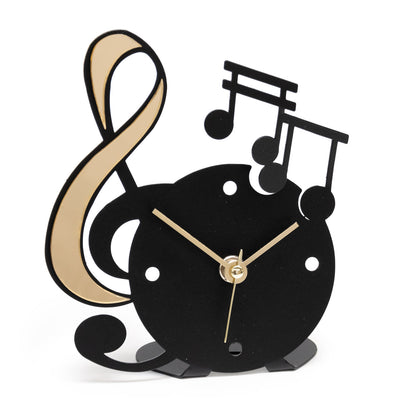 Divertente orologio da tavolo con decorazione in polimetilmetacrilato specchiato, perfetto sia come complemento d’arredo o come bomboniera. Dimensione: 13,5 x 15,5 H. Una linea di bomboniere moderne realizzate in ferro tagliato a laser e disponibili in tanti colori.. In negozio e online su tuttochic.live