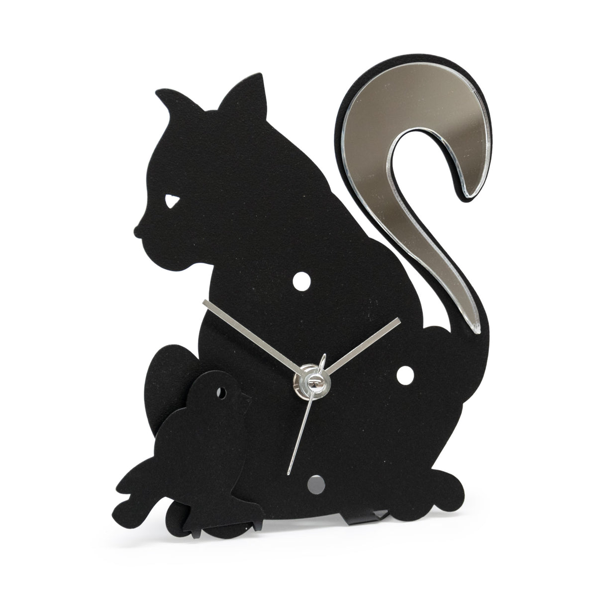 Divertente orologio da tavolo con decorazione in polimetilmetacrilato specchiato, perfetto sia come complemento d’arredo o come bomboniera. Dimensione: 13,5 x 15,5 H. Una linea di bomboniere moderne realizzate in ferro tagliato a laser e disponibili in tanti colori.. In negozio e online su tuttochic.live