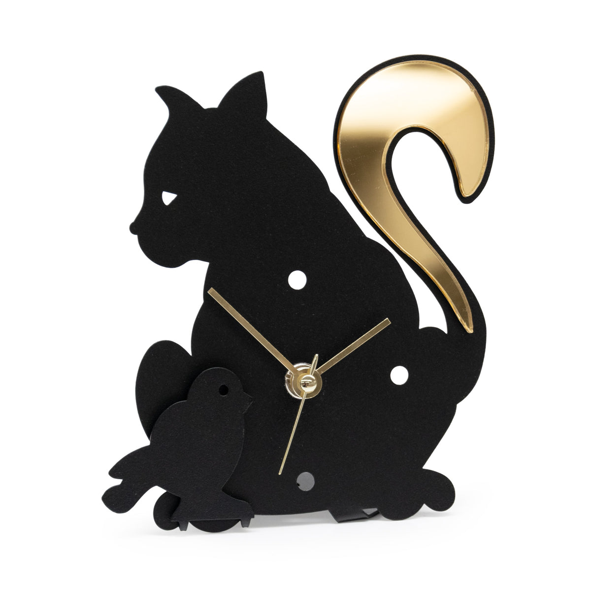 Divertente orologio da tavolo con decorazione in polimetilmetacrilato specchiato, perfetto sia come complemento d’arredo o come bomboniera. Dimensione: 13,5 x 15,5 H. Una linea di bomboniere moderne realizzate in ferro tagliato a laser e disponibili in tanti colori.. In negozio e online su tuttochic.live