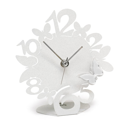 Divertente orologio da tavolo con decorazione in polimetilmetacrilato specchiato, perfetto sia come complemento d’arredo o come bomboniera. Dimensione: 13,5 x 15,5 H. Una linea di bomboniere moderne realizzate in ferro tagliato a laser e disponibili in tanti colori.. In negozio e online su tuttochic.live
