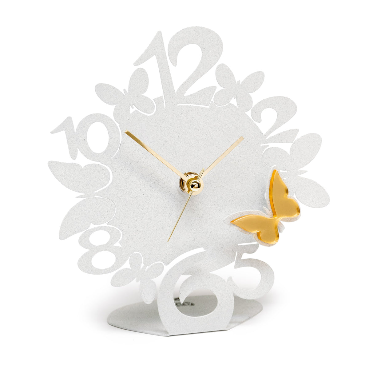 Divertente orologio da tavolo con decorazione in polimetilmetacrilato specchiato, perfetto sia come complemento d’arredo o come bomboniera. Dimensione: 13,5 x 15,5 H. Una linea di bomboniere moderne realizzate in ferro tagliato a laser e disponibili in tanti colori.. In negozio e online su tuttochic.live