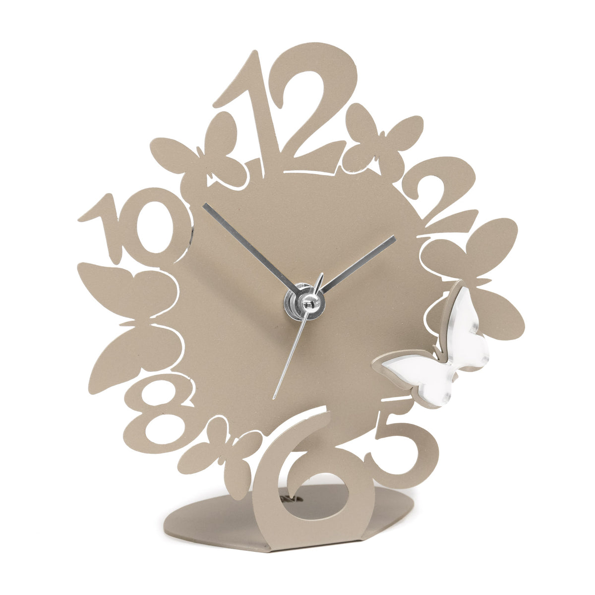 Divertente orologio da tavolo con decorazione in polimetilmetacrilato specchiato, perfetto sia come complemento d’arredo o come bomboniera. Dimensione: 13,5 x 15,5 H. Una linea di bomboniere moderne realizzate in ferro tagliato a laser e disponibili in tanti colori.. In negozio e online su tuttochic.live