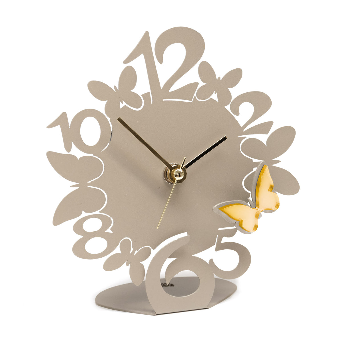 Divertente orologio da tavolo con decorazione in polimetilmetacrilato specchiato, perfetto sia come complemento d’arredo o come bomboniera. Dimensione: 13,5 x 15,5 H. Una linea di bomboniere moderne realizzate in ferro tagliato a laser e disponibili in tanti colori.. In negozio e online su tuttochic.live