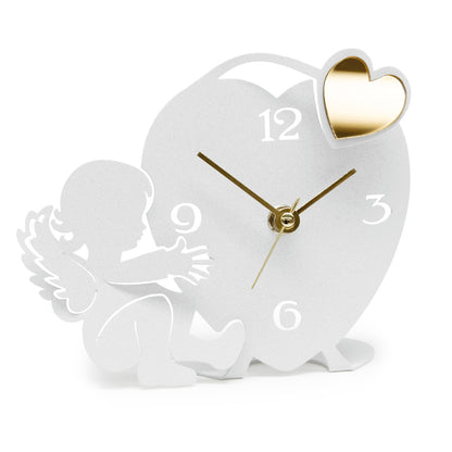 Divertente orologio da tavolo con decorazione in polimetilmetacrilato specchiato, perfetto sia come complemento d’arredo o come bomboniera. Dimensione: 16 x 14 H. Una linea di bomboniere moderne realizzate in ferro tagliato a laser e disponibili in tanti colori.. In negozio e online su tuttochic.live