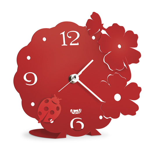 Divertente orologio da tavolo, perfetto sia come complemento d’arredo o come bomboniera. Dimensione: 15 x 15 H cm Materiale: ferro di colore rosso Funziona con 1 batteria stilo (inclusa) In negozio e online su tuttochic.live