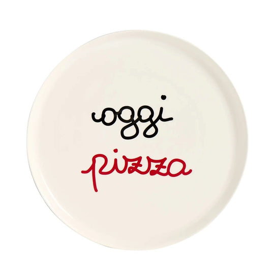 Prendi la sfida e goditi la tua pizza preferita su questo piatto in gres ceramico "oggi pizza"! Con un divertente decoro che ti farà sorridere, questo piatto è resistente e facile da pulire. Diametro: 31,5 cm Lavabile in lavastoviglie. In negozio e online su tuttochic.live