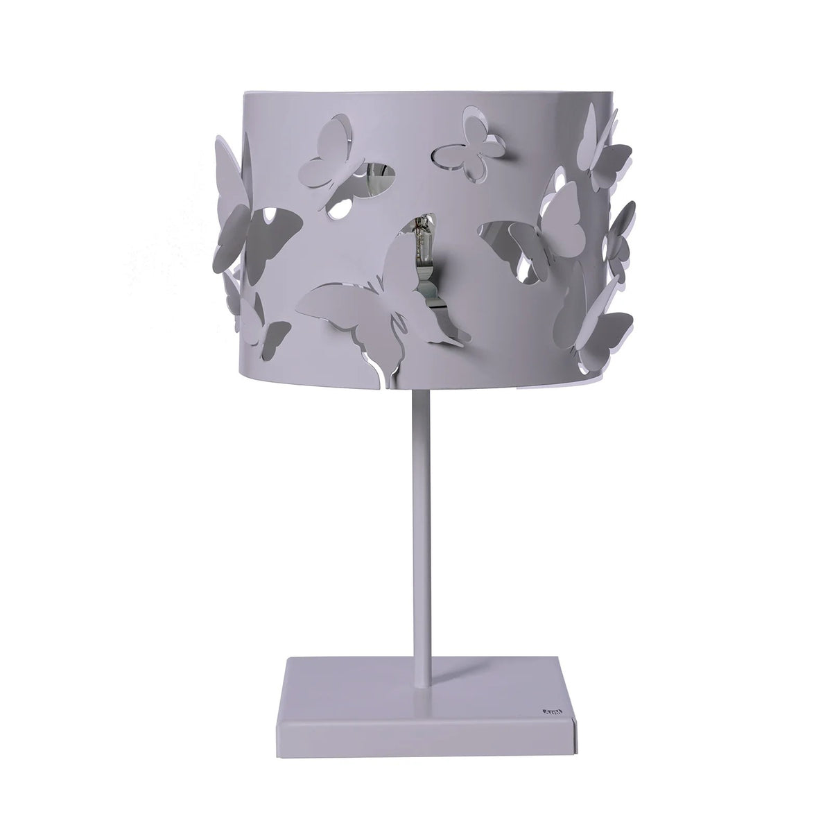 Lampada da tavolo Farfallosa di Arti & Mestieri. Realizzata in metallo di alta qualità, il suo paralume decorato con farfalle in rilievo crea un effetto di luce e ombre unico e suggestivo. In negozio e online su tuttochic.live