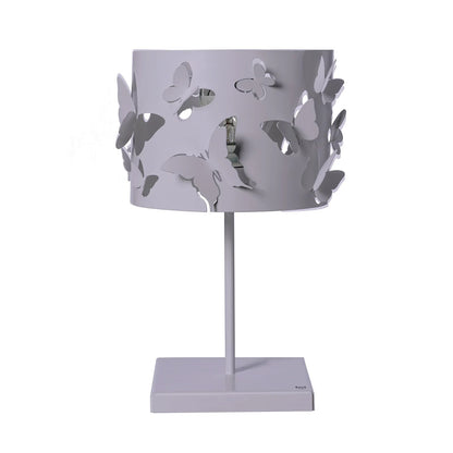 Lampada da tavolo Farfallosa di Arti & Mestieri. Realizzata in metallo di alta qualità, il suo paralume decorato con farfalle in rilievo crea un effetto di luce e ombre unico e suggestivo. In negozio e online su tuttochic.live