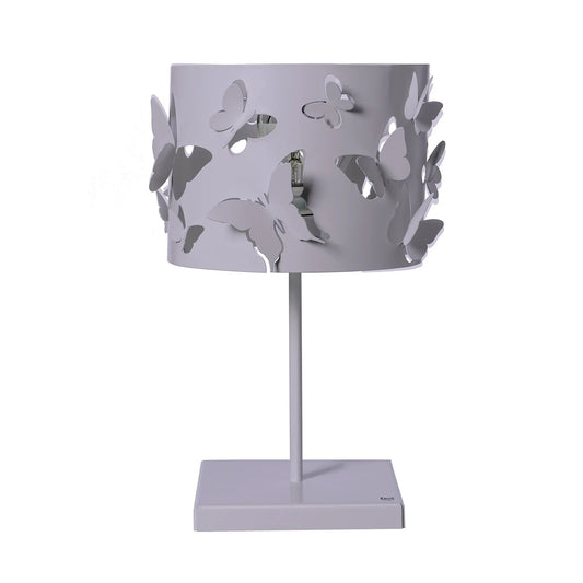Lampada da tavolo Farfallosa di Arti & Mestieri. Realizzata in metallo di alta qualità, il suo paralume decorato con farfalle in rilievo crea un effetto di luce e ombre unico e suggestivo. In negozio e online su tuttochic.live