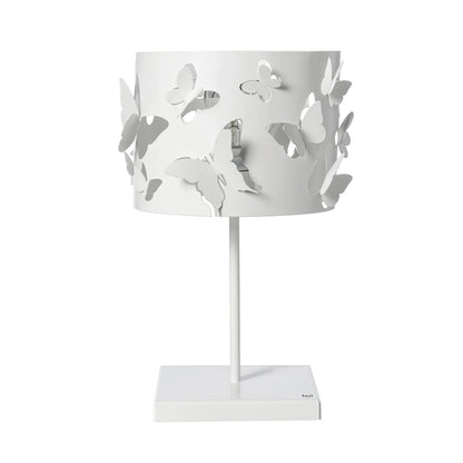 Lampada da tavolo Farfallosa di Arti & Mestieri. Realizzata in metallo di alta qualità, il suo paralume decorato con farfalle in rilievo crea un effetto di luce e ombre unico e suggestivo. In negozio e online su tuttochic.live
