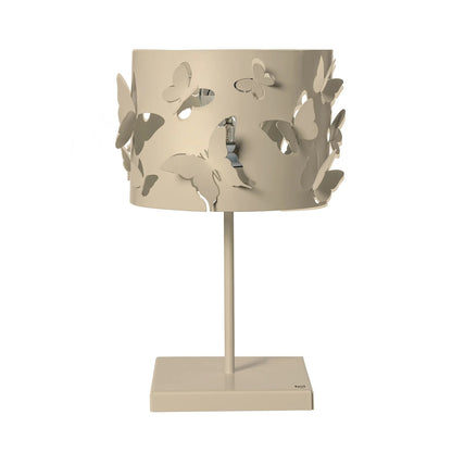 Lampada da tavolo Farfallosa di Arti & Mestieri. Realizzata in metallo di alta qualità, il suo paralume decorato con farfalle in rilievo crea un effetto di luce e ombre unico e suggestivo. In negozio e online su tuttochic.live