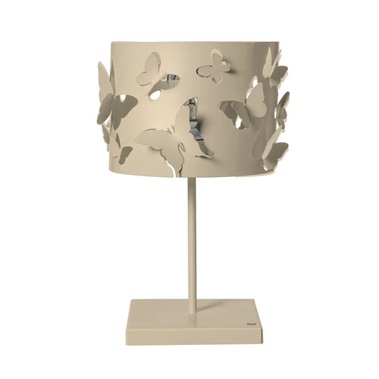 Lampada da tavolo Farfallosa di Arti & Mestieri. Realizzata in metallo di alta qualità, il suo paralume decorato con farfalle in rilievo crea un effetto di luce e ombre unico e suggestivo. In negozio e online su tuttochic.live