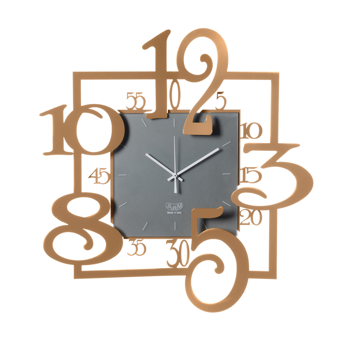 Orologio da parete quadrato Amos è strutturato su due forme quadrangolari, una il quadrante e l’altra la cornice.  Dimensione: cm 50 x 5 p x 50 H. Materiale: ferro. In negozio e online su tuttochic.live