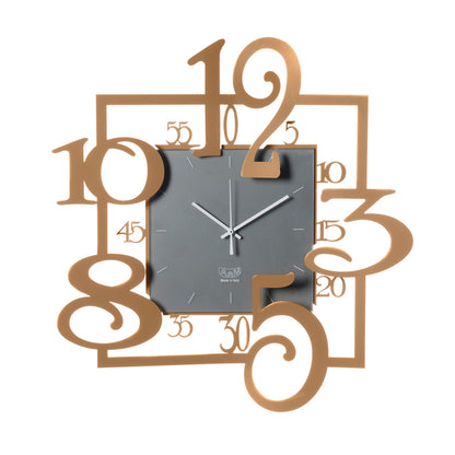 Orologio da parete quadrato Amos è strutturato su due forme quadrangolari, una il quadrante e l’altra la cornice.  Dimensione: cm 50 x 5 p x 50 H. Materiale: ferro. In negozio e online su tuttochic.live