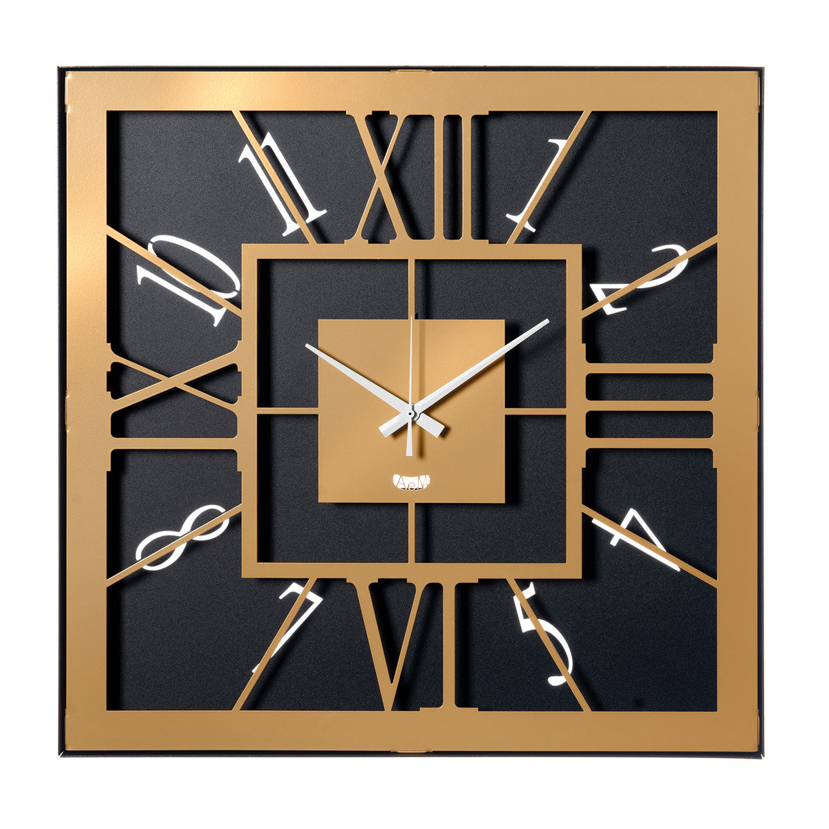 Orologio da parete in metallo verniciato a polvere epossidica di colore oro laccato e nero. Orologio da appendere perfetto per dare un tocco di vivacità all’ambiente.  Dimensione: cm 50 x 50. In negozio e online su tuttochic.live