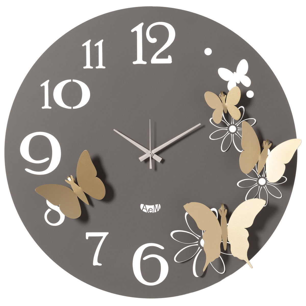 Orologio da parete in metallo di colore fango con farfalle di colore oro laccato, quadrante con numeri arabi e dallo stile minimale. E' abbellito da quattro farfalline che svolazzano fra i petali di fiori intagliati nel ferro, è ideale in tutti gli spazi. Dimensione: diametro 60 cm. In negozio e online su tuttochic.live