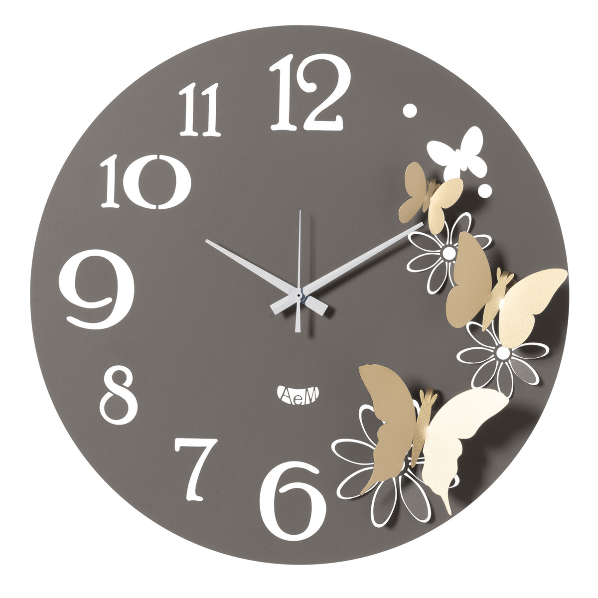 Orologio da parete in metallo di colore fango con farfalle di colore oro laccato, quadrante con numeri arabi e dallo stile minimale. E' abbellito da quattro farfalline che svolazzano fra i petali di fiori intagliati nel ferro, è ideale in tutti gli spazi. Dimensione: diametro 45 cm. In negozio e online su tuttochic.live