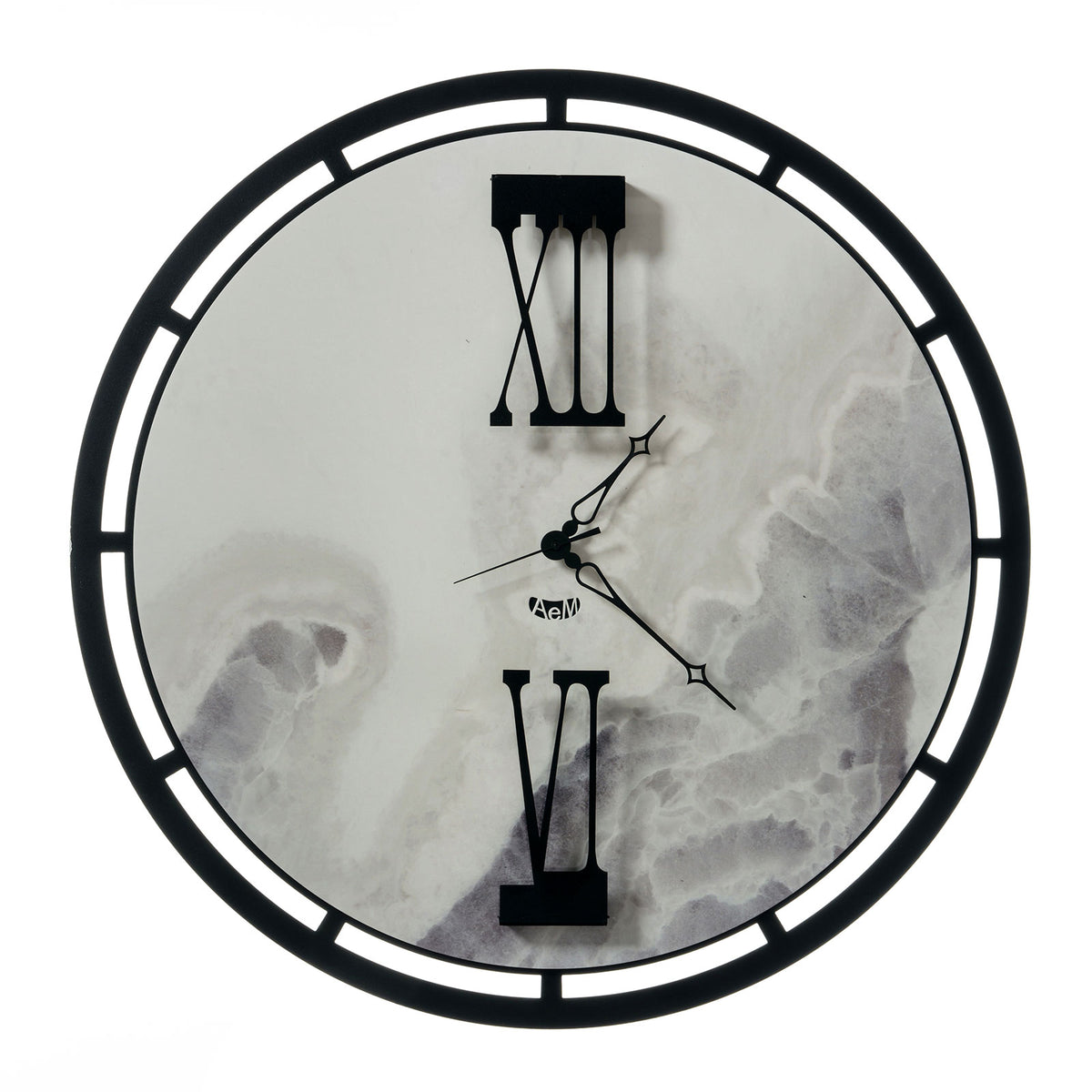 Orologio effetto marmo pregiato Mood Lascia che il suo quadrante effetto marmo, i numeri romani distintivi e le eleganti lancette catturino l’attenzione di tutti, donando al tuo ambiente un tocco di stile senza tempo. Dimensione diametro 63 cm. Materiale: ferro. In negozio e online su tuttochic.live