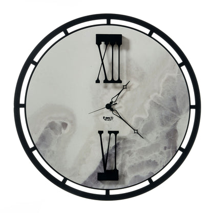 Orologio effetto marmo pregiato Mood Lascia che il suo quadrante effetto marmo, i numeri romani distintivi e le eleganti lancette catturino l’attenzione di tutti, donando al tuo ambiente un tocco di stile senza tempo. Dimensione diametro 63 cm. Materiale: ferro. In negozio e online su tuttochic.live