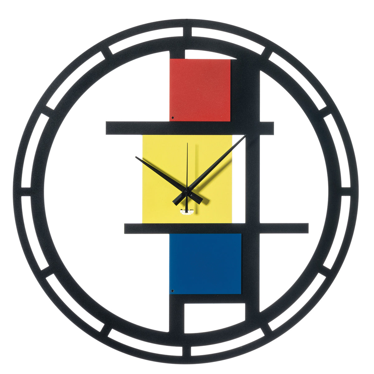 Orologio artistico Mondrian 50, una vera opera d’arte in casa: non solo perché si ispira ai quadri dell’omonimo e famoso pittore olandese, fondatore del neoplasticismo, ma anche perché con i suoi colori e la sua forma rende unico ogni ambiente. Dimensioni: Ø cm 50 Materiale: metallo. In negozio e online su tuttochic.live