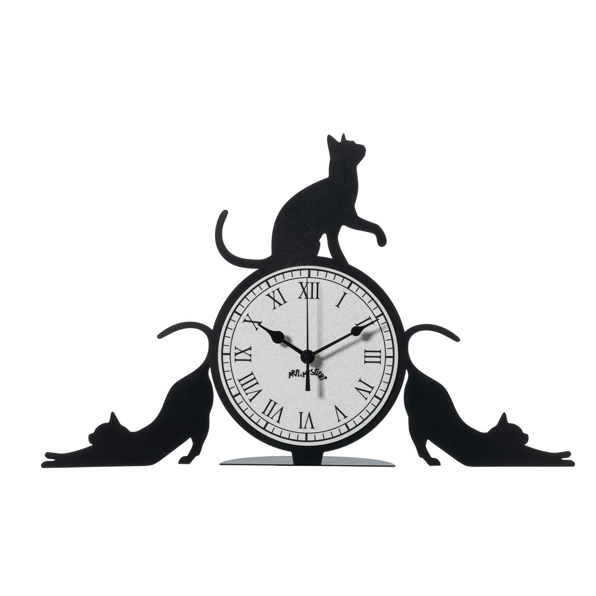 Orologio simpatico Cattitude da tavolo, realizzato in ferro e di colore nero, il complemento d’arredo originale e simpatico da collocare in una scrivania dello studio oppure sul comodino di una camera rappresenta l’allegria e la freschezza degli ambienti. Dimensioni: 48 X 30H cm. In negozio e online su tuttochic.live