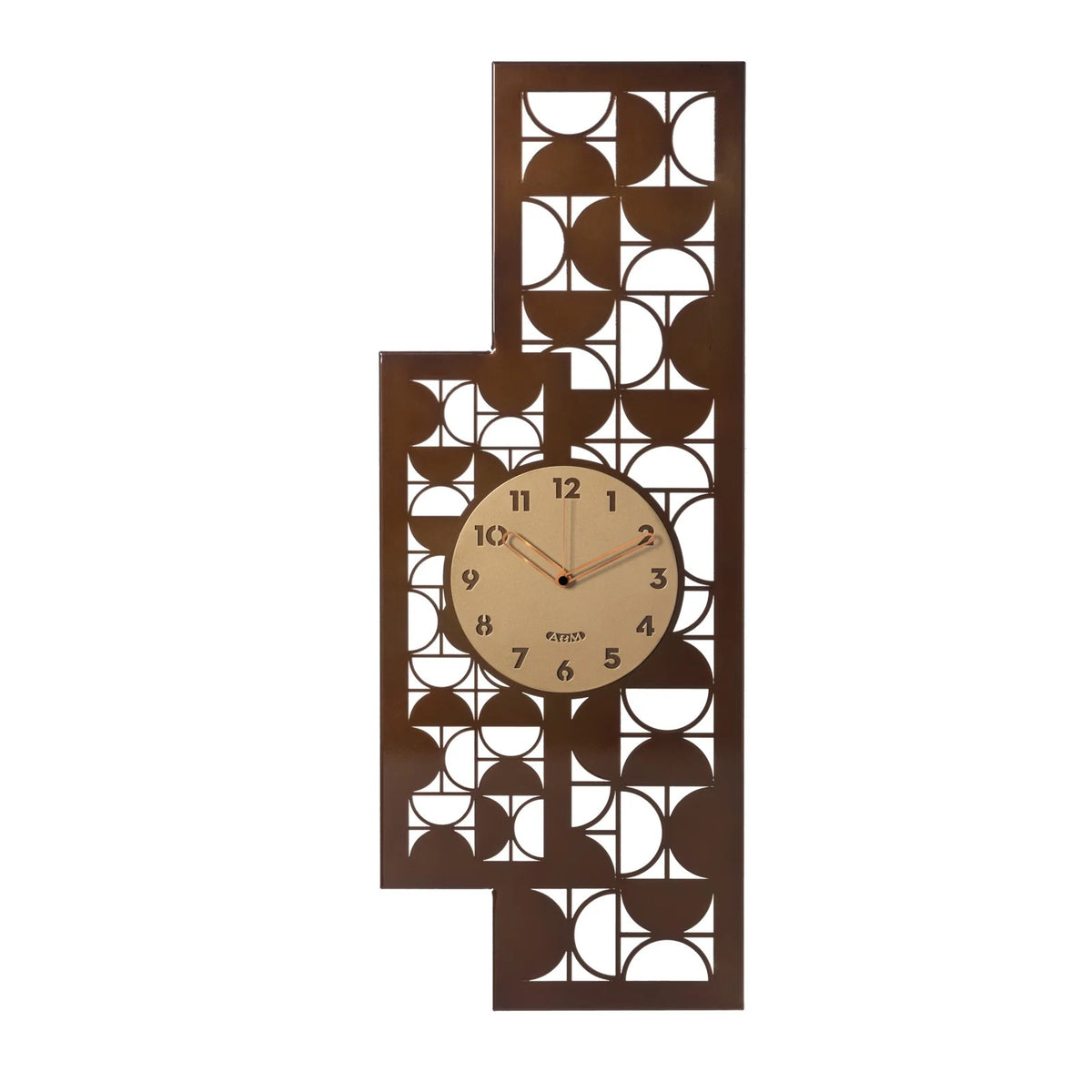 Orologio da parete Vogue di Arti e Mestieri. Realizzato in metallo con una struttura decorata con eleganti forme geometriche traforate. Dimensioni: 34,5 x 90H cm. In negozio e online su tuttochic.live