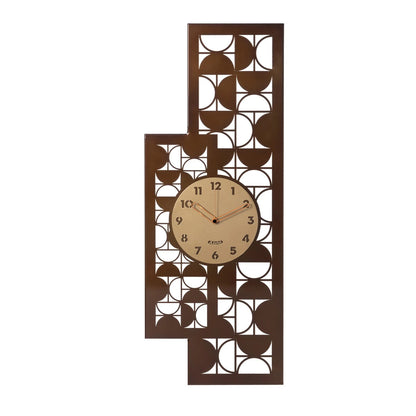 Orologio da parete Vogue di Arti e Mestieri. Realizzato in metallo con una struttura decorata con eleganti forme geometriche traforate. Dimensioni: 34,5 x 90H cm. In negozio e online su tuttochic.live