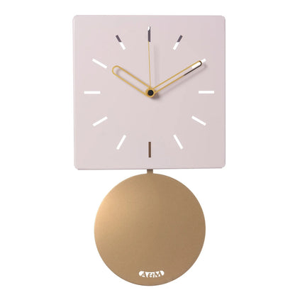 Orologio da parete Grace in metallo, il quadrante quadrato e il pendolo rotondeggiante, questo orologio offre una combinazione di colori pastello delicati e accoglienti. Dimensioni: 24 x 43,5 cm di altezza (profondità 4 cm). In negozio e online su tuttochic.live
