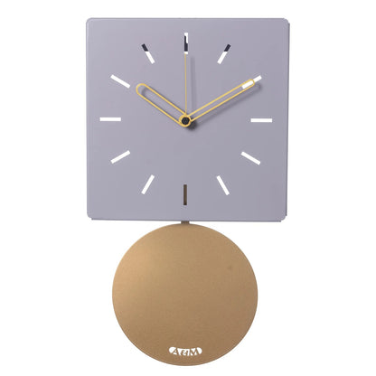 Orologio da parete Grace in metallo, il quadrante quadrato e il pendolo rotondeggiante, questo orologio offre una combinazione di colori pastello delicati e accoglienti. Dimensioni: 24 x 43,5 cm di altezza (profondità 4 cm). In negozio e online su tuttochic.live