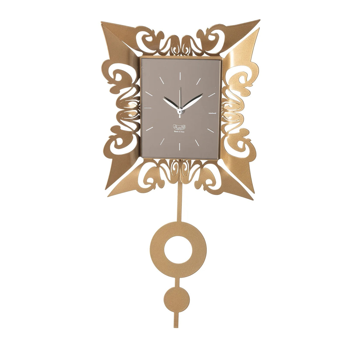 L'Orologio da parete Vaniti realizzato in resistente metallo colorato, questo orologio presenta una cornice artistica e un pendolo. Dimensioni: 26,7 x 54H cm Prodotto in Italia. In negozio e online su tuttochic.live
