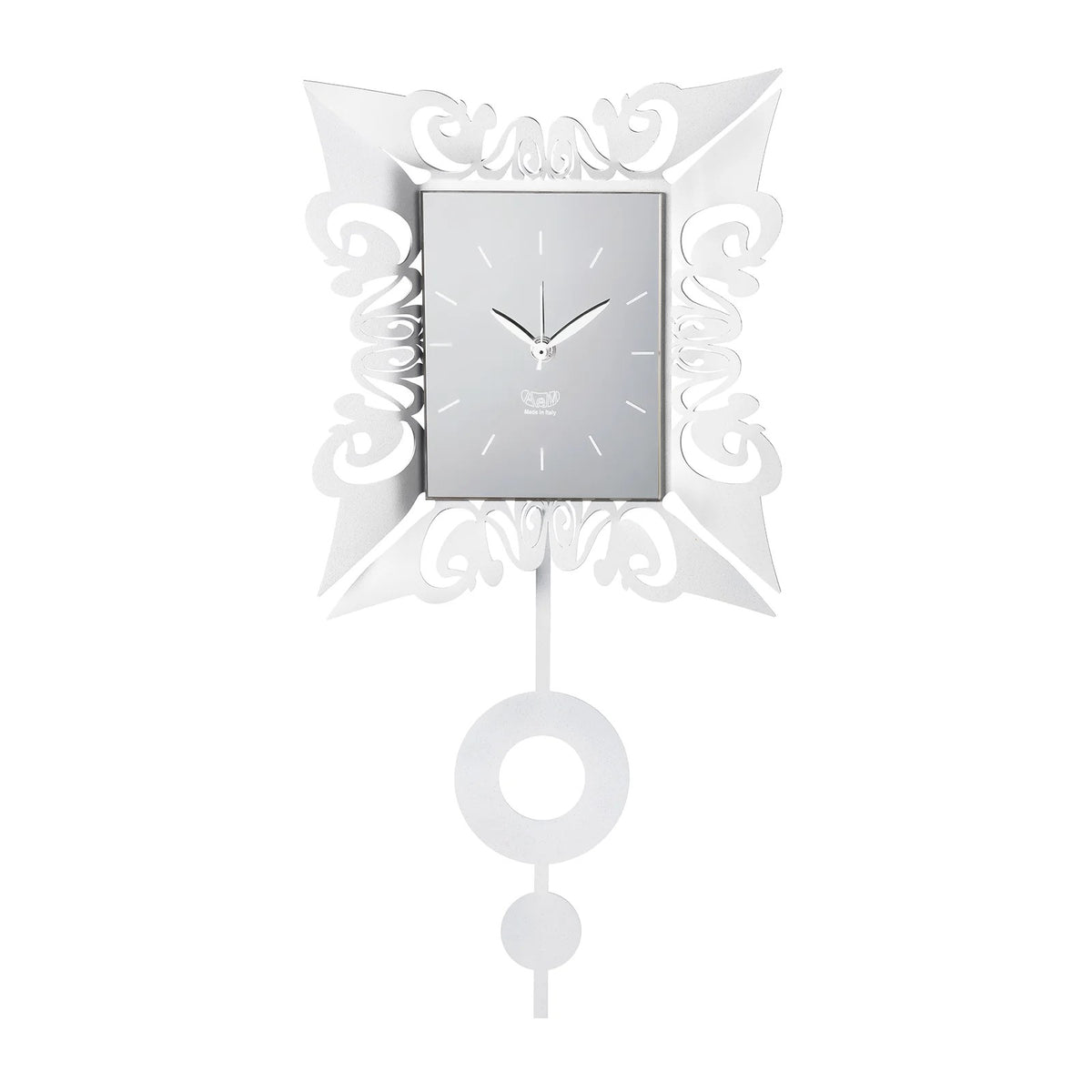 L'Orologio da parete Vaniti realizzato in resistente metallo colorato, questo orologio presenta una cornice artistica e un pendolo. Dimensioni: 26,7 x 54H cm Prodotto in Italia. In negozio e online su tuttochic.live