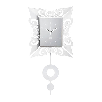 L'Orologio da parete Vaniti realizzato in resistente metallo colorato, questo orologio presenta una cornice artistica e un pendolo. Dimensioni: 26,7 x 54H cm Prodotto in Italia. In negozio e online su tuttochic.live