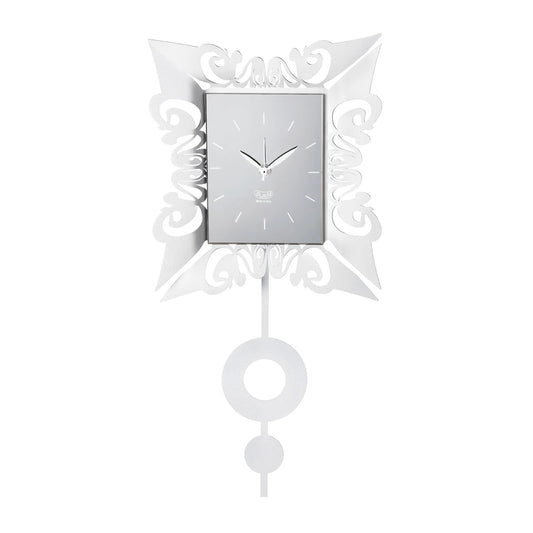 L'Orologio da parete Vaniti realizzato in resistente metallo colorato, questo orologio presenta una cornice artistica e un pendolo. Dimensioni: 26,7 x 54H cm Prodotto in Italia. In negozio e online su tuttochic.live