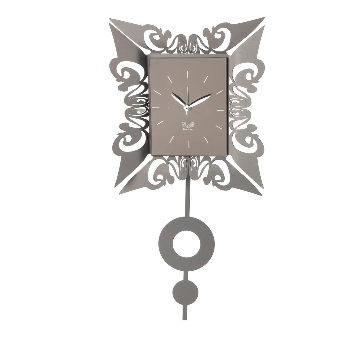 L'Orologio da parete Vaniti realizzato in resistente metallo colorato, questo orologio presenta una cornice artistica e un pendolo. Dimensioni: 26,7 x 54H cm Prodotto in Italia. In negozio e online su tuttochic.live