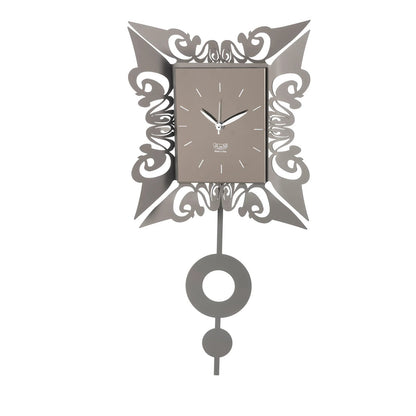 L'Orologio da parete Vaniti realizzato in resistente metallo colorato, questo orologio presenta una cornice artistica e un pendolo. Dimensioni: 26,7 x 54H cm Prodotto in Italia. In negozio e online su tuttochic.live