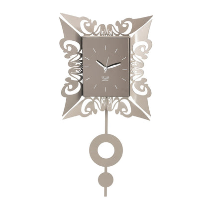 L'Orologio da parete Vaniti realizzato in resistente metallo colorato, questo orologio presenta una cornice artistica e un pendolo. Dimensioni: 26,7 x 54H cm Prodotto in Italia. In negozio e online su tuttochic.live