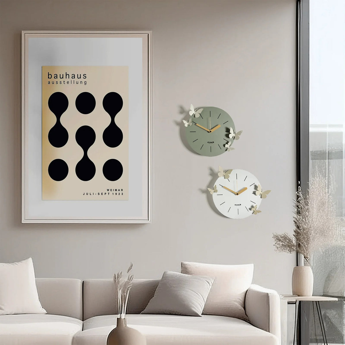 Orologio da parete in metallo Farfalle Battito D'Ali, il quadrante circolare è decorato con quattro farfalle magnetiche che possono essere posizionate in modo personalizzato Dimensioni: Ø 30 cm. In negozio e online su tuttochic.live