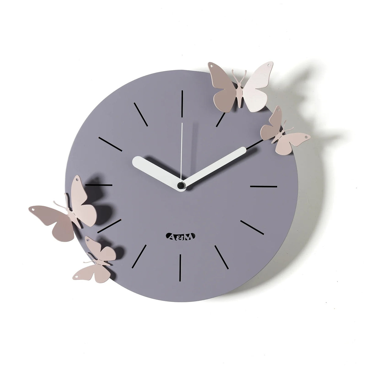 Orologio da parete in metallo Farfalle Battito D'Ali, il quadrante circolare è decorato con quattro farfalle magnetiche che possono essere posizionate in modo personalizzato Dimensioni: Ø 30 cm. In negozio e online su tuttochic.live