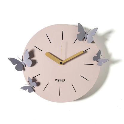 Orologio da parete in metallo Farfalle Battito D'Ali, il quadrante circolare è decorato con quattro farfalle magnetiche che possono essere posizionate in modo personalizzato Dimensioni: Ø 30 cm. In negozio e online su tuttochic.live