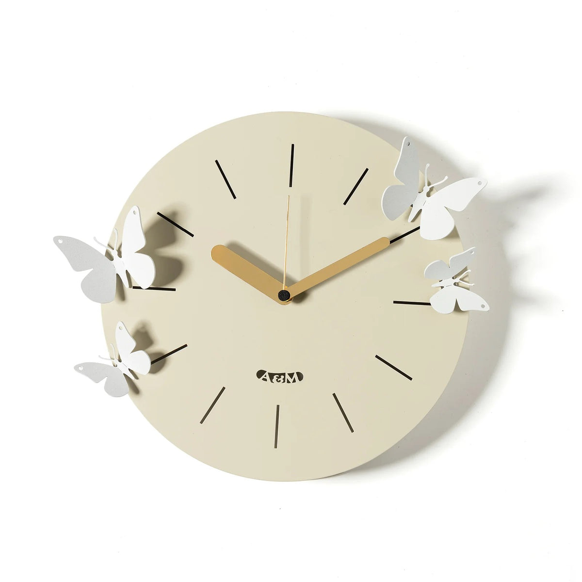Orologio da parete in metallo Farfalle Battito D'Ali, il quadrante circolare è decorato con quattro farfalle magnetiche che possono essere posizionate in modo personalizzato Dimensioni: Ø 30 cm. In negozio e online su tuttochic.live