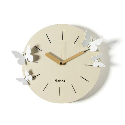 Orologio da parete in metallo Farfalle Battito D'Ali, il quadrante circolare è decorato con quattro farfalle magnetiche che possono essere posizionate in modo personalizzato Dimensioni: Ø 30 cm. In negozio e online su tuttochic.live