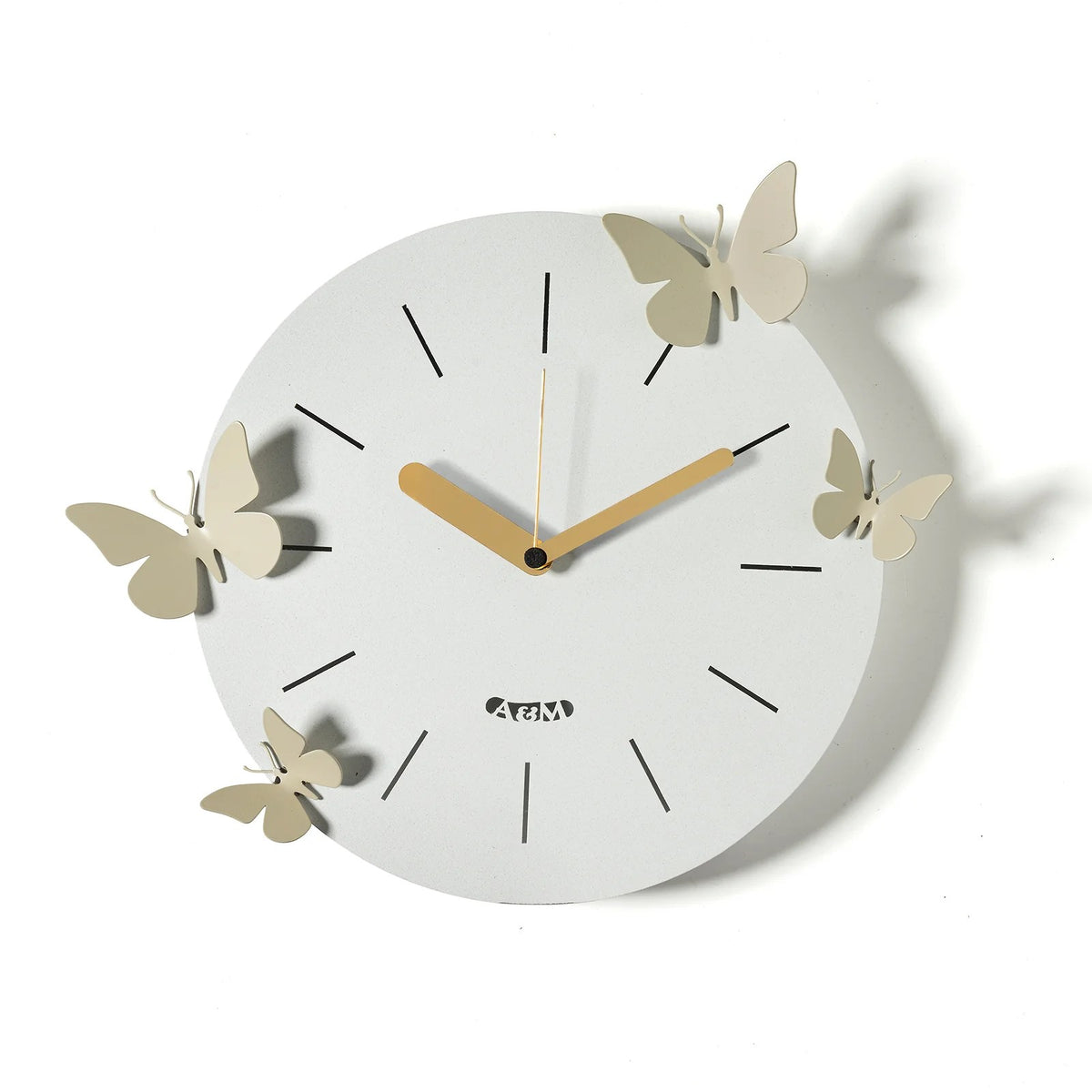Orologio da parete in metallo Farfalle Battito D'Ali, il quadrante circolare è decorato con quattro farfalle magnetiche che possono essere posizionate in modo personalizzato Dimensioni: Ø 30 cm. In negozio e online su tuttochic.live